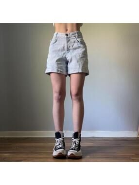 Vintage 90s light wash high waisted denim shorts